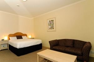 Quality Hotel Tiffins on the Park - Accommodation Port Macquarie